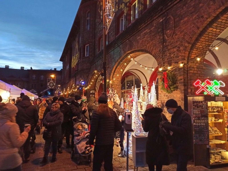 Nikiszowiec to magiczne miejsce na mapie Katowic. Od lat odbywa się tu wyjątkowy jarmark bożonarodzeniowy - galeria