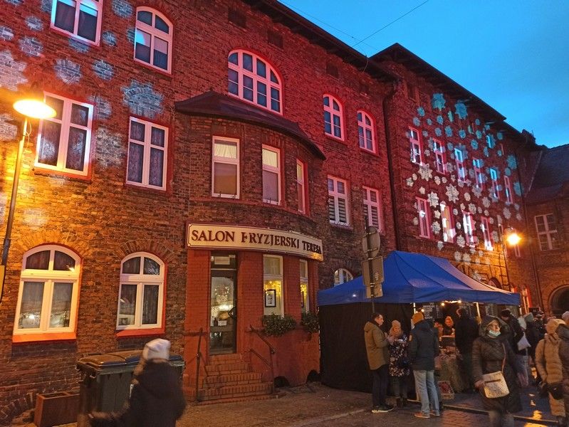 Nikiszowiec to magiczne miejsce na mapie Katowic. Od lat odbywa się tu wyjątkowy jarmark bożonarodzeniowy - galeria