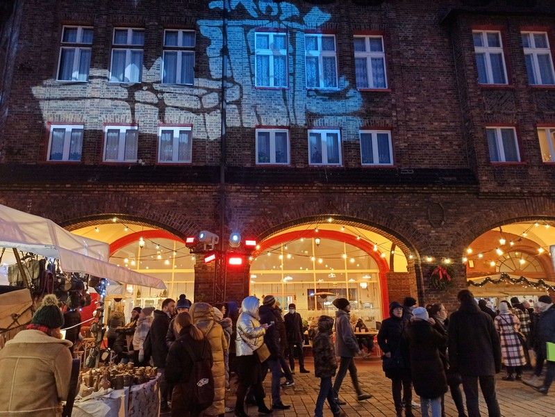 Nikiszowiec to magiczne miejsce na mapie Katowic. Od lat odbywa się tu wyjątkowy jarmark bożonarodzeniowy - galeria