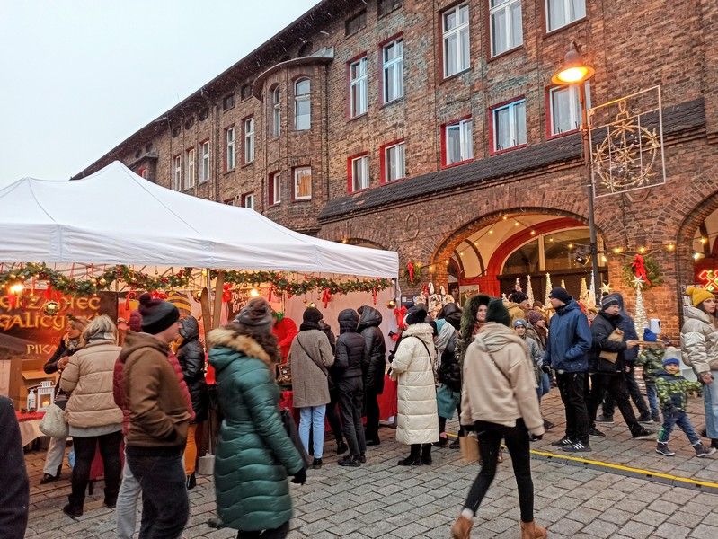 Nikiszowiec to magiczne miejsce na mapie Katowic. Od lat odbywa się tu wyjątkowy jarmark bożonarodzeniowy - galeria