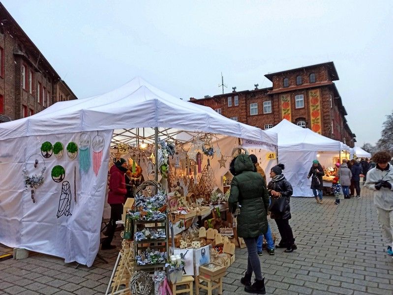 Nikiszowiec to magiczne miejsce na mapie Katowic. Od lat odbywa się tu wyjątkowy jarmark bożonarodzeniowy - galeria