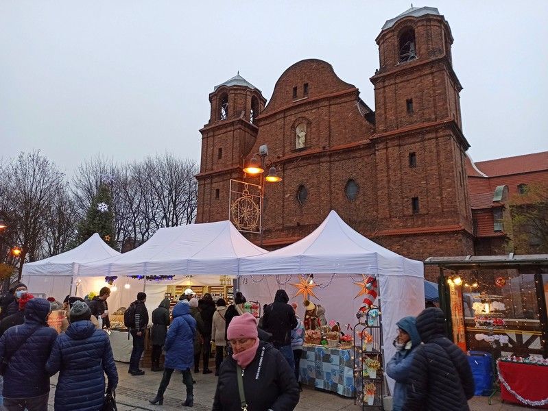Nikiszowiec to magiczne miejsce na mapie Katowic. Od lat odbywa się tu wyjątkowy jarmark bożonarodzeniowy - galeria
