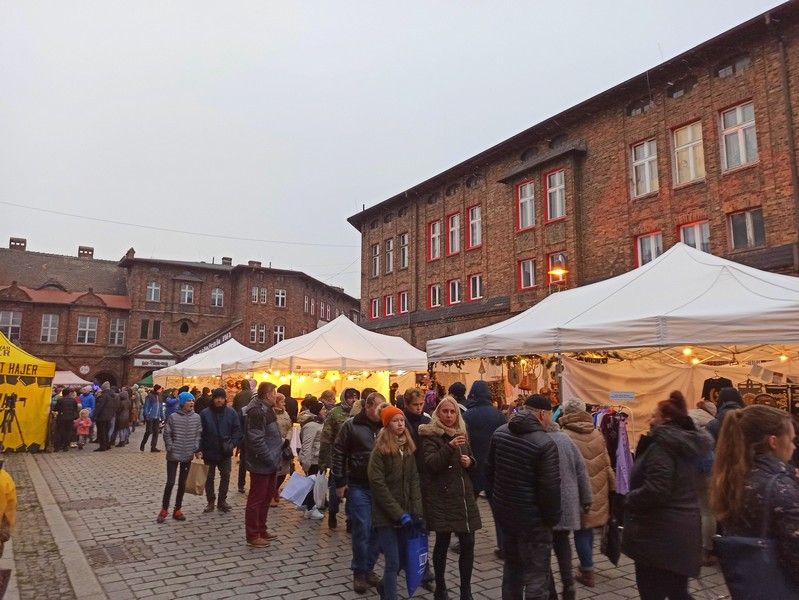 Nikiszowiec to magiczne miejsce na mapie Katowic. Od lat odbywa się tu wyjątkowy jarmark bożonarodzeniowy - galeria