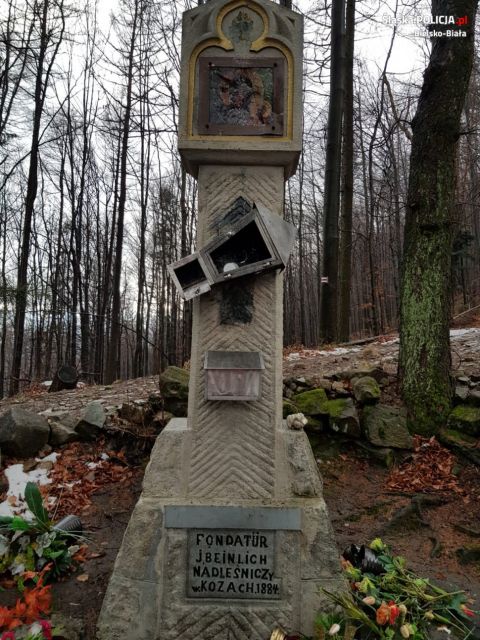 Bielsko-Biała: 40-letni mężczyzna  podejrzany o zniszczenie ponad stuletniej kapliczki na Szlaku Papieskim - galeria