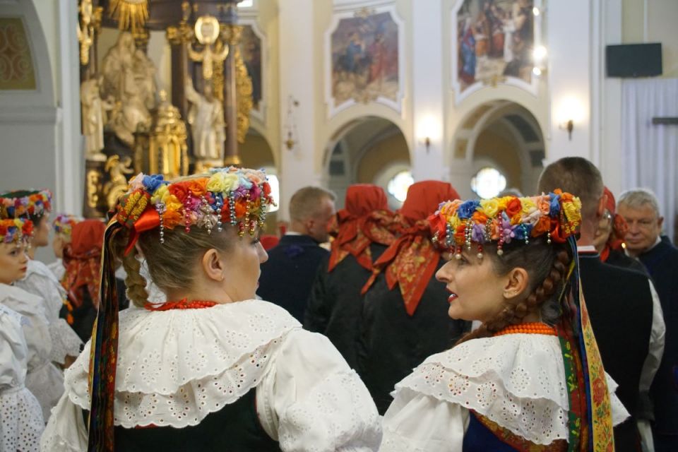 Wyjątkowa tradycja - Na Nikiszowcu odbyło się święcenie pokarmów w strojach ludowych! - galeria