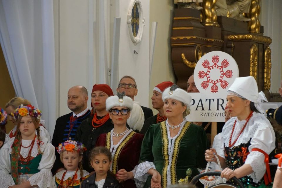 Wyjątkowa tradycja - Na Nikiszowcu odbyło się święcenie pokarmów w strojach ludowych! - galeria