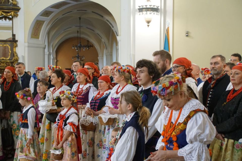 Wyjątkowa tradycja - Na Nikiszowcu odbyło się święcenie pokarmów w strojach ludowych! - galeria