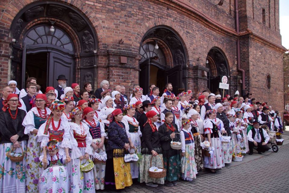 Wyjątkowa tradycja - Na Nikiszowcu odbyło się święcenie pokarmów w strojach ludowych! - galeria