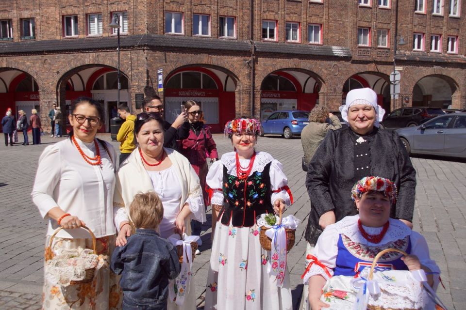 Wyjątkowa tradycja - Na Nikiszowcu odbyło się święcenie pokarmów w strojach ludowych! - galeria