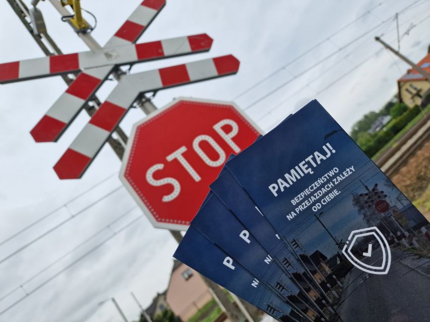 Pszczyńska Policja i Koleje Śląskie wspólnie o bezpieczeństwie na przejazdach kolejowo-drogowych - galeria