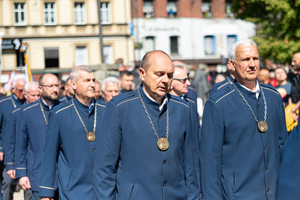 Kalwaryjskie Wzgórze zapełnili wierni! Pielgrzymi udali się do Piekar Śląskich [ZDJĘCIA] - galeria