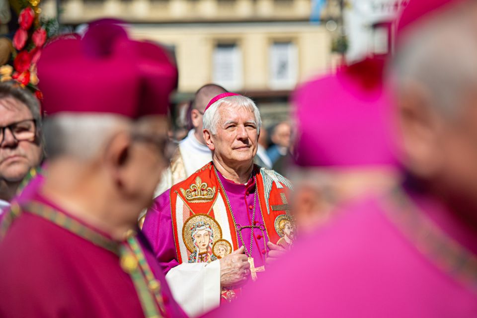 Kalwaryjskie Wzgórze zapełnili wierni! Pielgrzymi udali się do Piekar Śląskich [ZDJĘCIA] - galeria