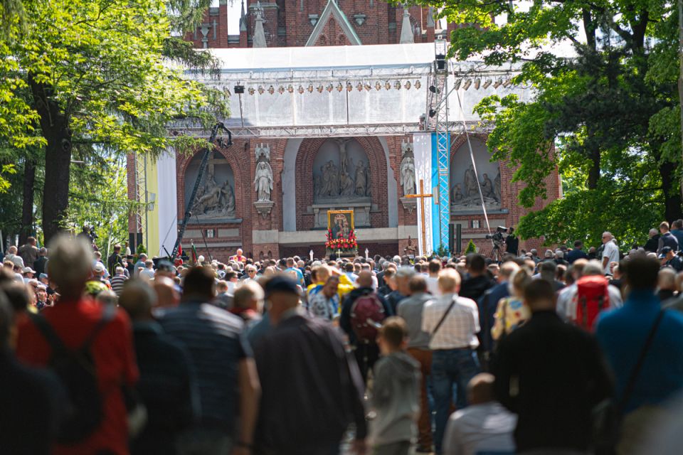 Kalwaryjskie Wzgórze zapełnili wierni! Pielgrzymi udali się do Piekar Śląskich [ZDJĘCIA] - galeria