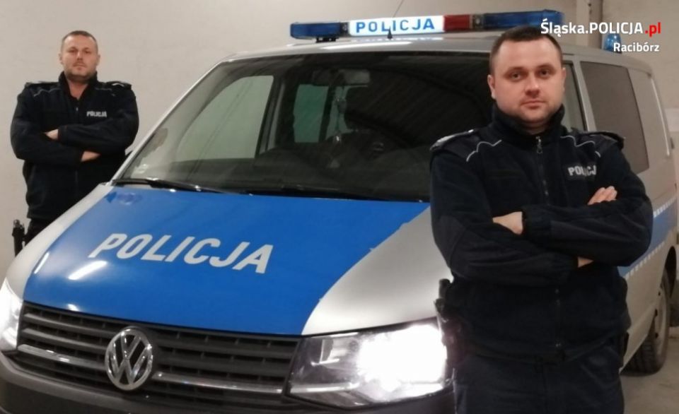Kopiowanie i rozpowszechnianie zdjęć bez zgody autora zabronione. Wbiegł do płonącego budynku i uratował 3 osoby – bohater to sierż. sztab. Piotr Kolodziej, policjant z Raciborza - galeria