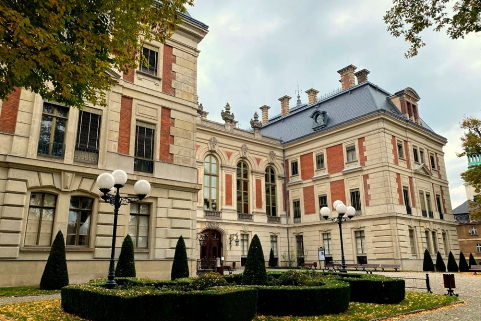 Park Zamkowy w Pszczynie idealny na jesienne spacery. Feeria barw zachęca do odwiedzin - galeria