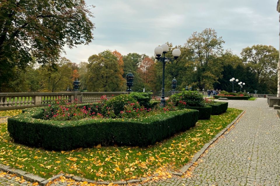 Park Zamkowy w Pszczynie idealny na jesienne spacery. Feeria barw zachęca do odwiedzin - galeria