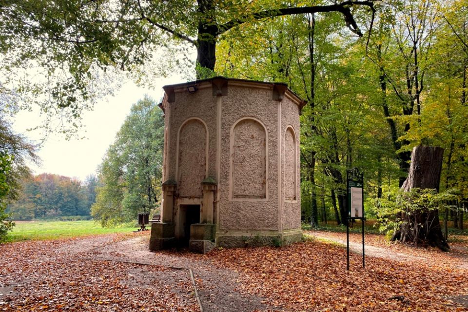 Park Zamkowy w Pszczynie idealny na jesienne spacery. Feeria barw zachęca do odwiedzin - galeria