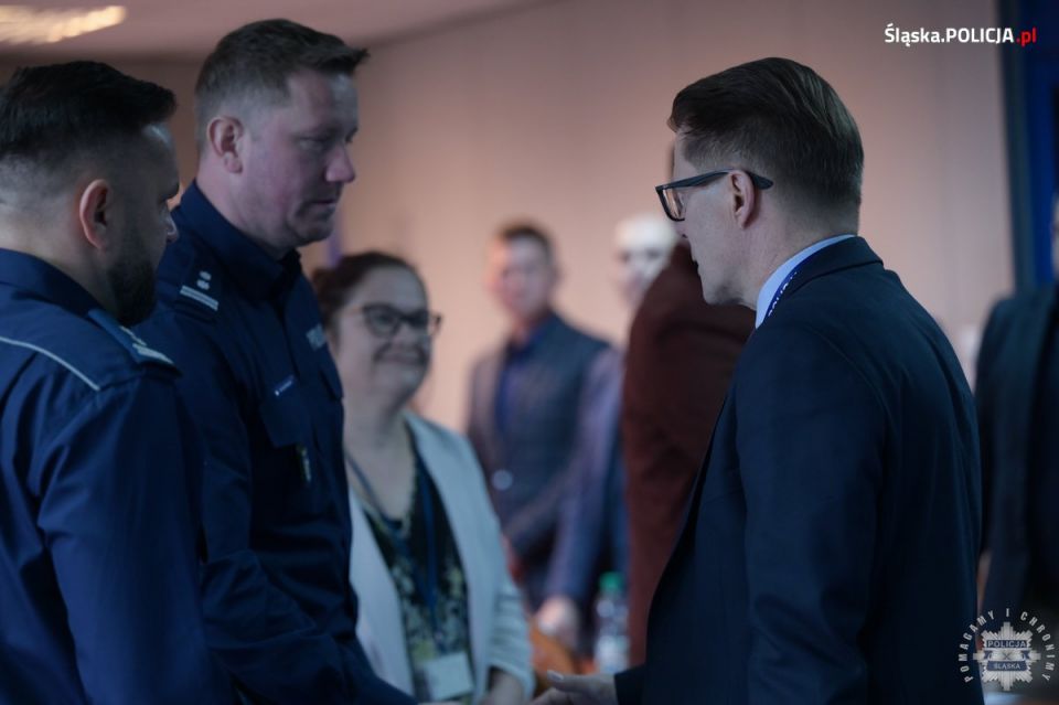 Kopiowanie i rozpowszechnianie zdjęć bez zgody autora zabronione. Przedstawiciele UE wizytowali Śląski Garnizon Policji - galeria