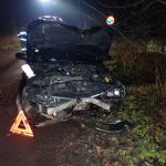 Wczoraj wczesnym rankiem, około godziny 5, na ulicy Gzelskiej kierująca oplem straciła panowanie nad pojazdem, wypadła z jezdni do Zalewu Rybnickiego. Kobieta była trzeźwa, ale nie dostosowała prędkości do panujących na drodze warunków. Chociaż zdarzenie wyglądało bardzo groźnie, kobiecie nic się nie stało.