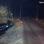 Wczoraj wczesnym rankiem, około godziny 5, na ulicy Gzelskiej kierująca oplem straciła panowanie nad pojazdem, wypadła z jezdni do Zalewu Rybnickiego. Kobieta była trzeźwa, ale nie dostosowała prędkości do panujących na drodze warunków. Chociaż zdarzenie wyglądało bardzo groźnie, kobiecie nic się nie stało.