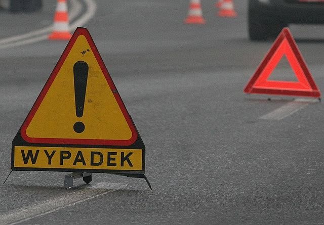 Kopiowanie i rozpowszechnianie zdjęć bez zgody autora zabronione. Katowice: Ciężarówka potrąciła 66-letniego przechodnia. Mężczyzna zginął na miejscu - galeria