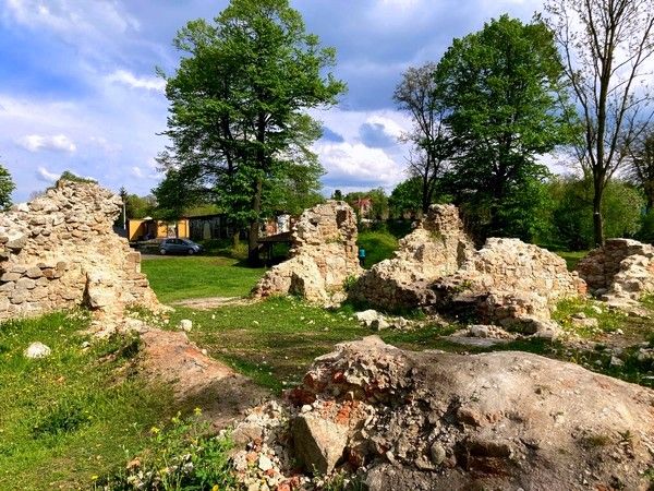 Kopiowanie i rozpowszechnianie zdjęć bez zgody autora zabronione. Zamek Rudzki i dom Karola Goduli: Odpoczynek na łonie natury z historią w tle - galeria